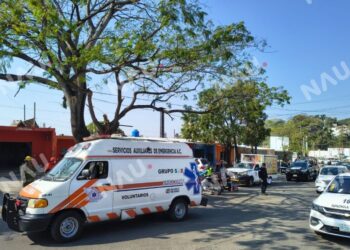 Choque entre combi y automóvil deja una persona lesionada en la carretera costera