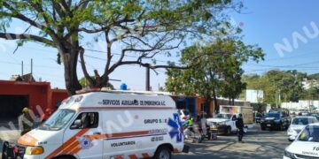 Choque entre combi y automóvil deja una persona lesionada en la carretera costera