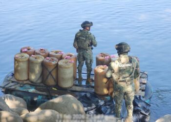 Asegura Marina 15 bidones con presunto diésel en el río Suchiate, en Ciudad Hidalgo