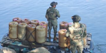 Asegura Marina 15 bidones con presunto diésel en el río Suchiate, en Ciudad Hidalgo