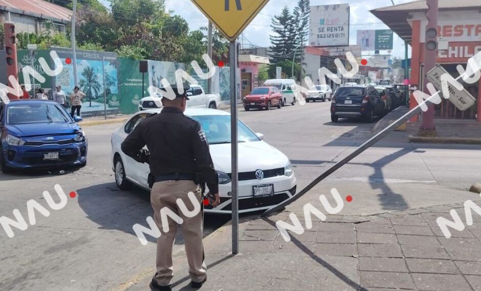 No respetó semáforo y provoca choque en céntrico crucero de Tapachula