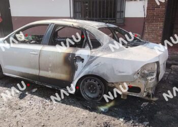 Incendio de automóvil por presunto cortocircuito deja solo daños materiales en Tapachula