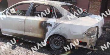 Incendio de automóvil por presunto cortocircuito deja solo daños materiales en Tapachula