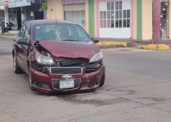 Percance vehicular deja daños materiales en el centro de Tapachula