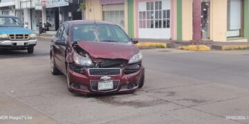 Percance vehicular deja daños materiales en el centro de Tapachula