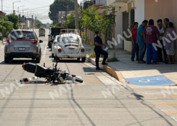 Motocicleta y automóvil chocan en céntrica avenida; tres lesionados, entre ellos un menor