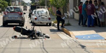 Motocicleta y automóvil chocan en céntrica avenida; tres lesionados, entre ellos un menor