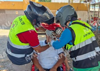 Taxi y motocicleta chocan en la colonia 5 de Febrero; menor de 17 años resulta lesionado