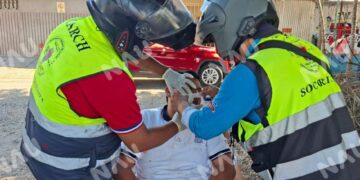 Taxi y motocicleta chocan en la colonia 5 de Febrero; menor de 17 años resulta lesionado