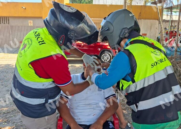 Taxi y motocicleta chocan en la colonia 5 de Febrero; menor de 17 años resulta lesionado