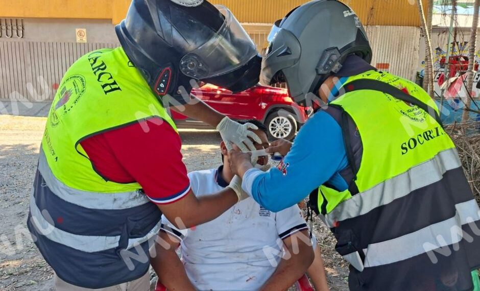 Taxi y motocicleta chocan en la colonia 5 de Febrero; menor de 17 años resulta lesionado