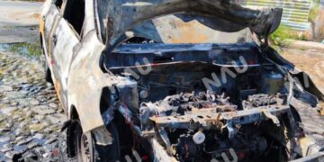 Taxi se incendia en pleno trayecto y termina reducido a chatarra en Tapachula