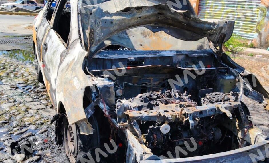 Taxi se incendia en pleno trayecto y termina reducido a chatarra en Tapachula