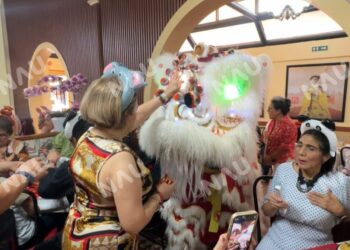 Celebran el Año Nuevo Chino con danza del dragón en el restaurante Confucio