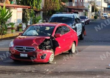 Choque entre colectiva y automóvil particular deja cuantiosos daños en el centro de Tapachula