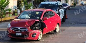 Choque entre colectiva y automóvil particular deja cuantiosos daños en el centro de Tapachula