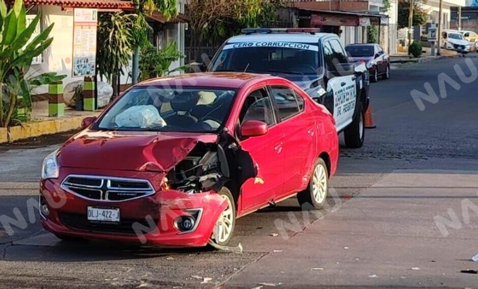 Choque entre colectiva y automóvil particular deja cuantiosos daños en el centro de Tapachula
