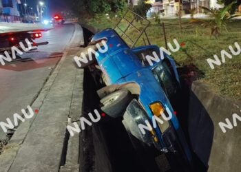 Cae camioneta a dren pluvial en la 7ª Avenida Sur Parvial; conductor resulta lesionado