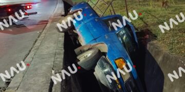 Cae camioneta a dren pluvial en la 7ª Avenida Sur Parvial; conductor resulta lesionado