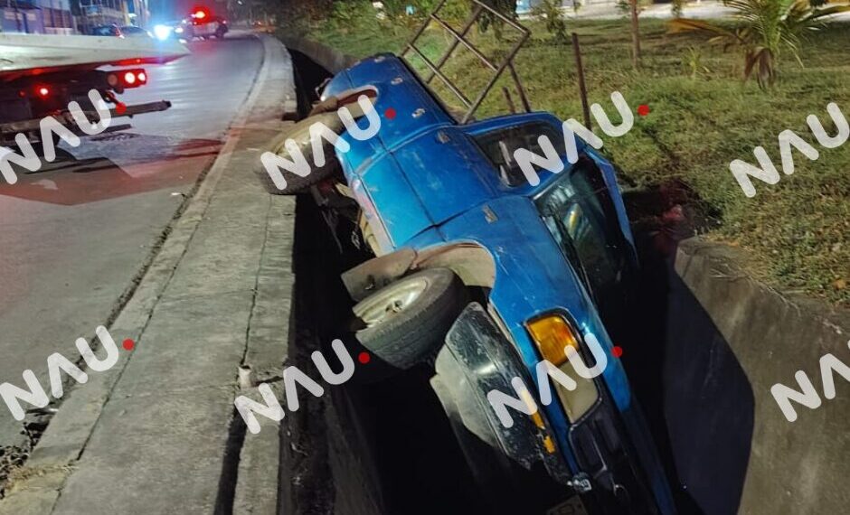 Cae camioneta a dren pluvial en la 7ª Avenida Sur Parvial; conductor resulta lesionado