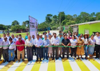 Víctor Saldaña entrega calles que brindan seguridad, y bienestar a familias del ejido Mixcum