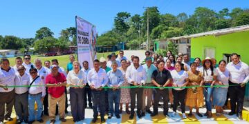 Víctor Saldaña entrega calles que brindan seguridad, y bienestar a familias del ejido Mixcum