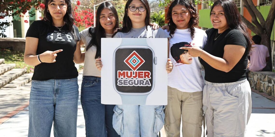 Entrega Eduardo Ramírez dispositivos del Programa Mujer Segura a estudiantes de la Unicach