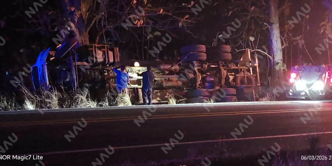 Vuelca pipa de Pemex rumbo a Puerto Madero; sólo se reportan daños materiales