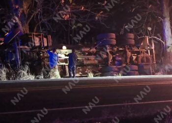 Vuelca pipa de Pemex rumbo a Puerto Madero; sólo se reportan daños materiales