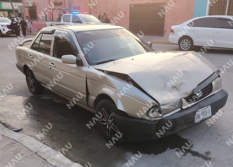 Fuerte choque en el centro de Tapachula deja a dos menores lesionadas y cuantiosos daños