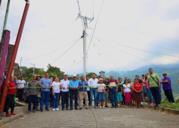 Víctor Saldaña cumple compromiso con ampliación de red eléctrica en ejido Platanar ✅