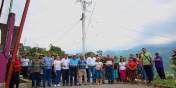 Víctor Saldaña cumple compromiso con ampliación de red eléctrica en ejido Platanar ✅