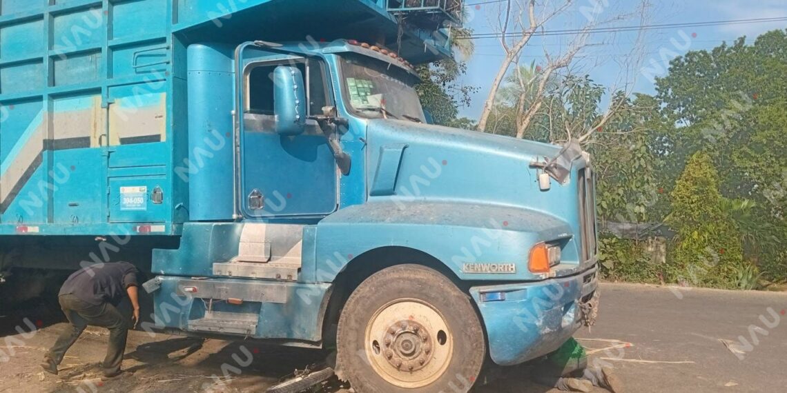 MUJER MOTOCICLISTA RESULTA LESIONADA TRAS ACCIDENTE CON CAMIÓN CAÑERO