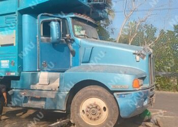 MUJER MOTOCICLISTA RESULTA LESIONADA TRAS ACCIDENTE CON CAMIÓN CAÑERO