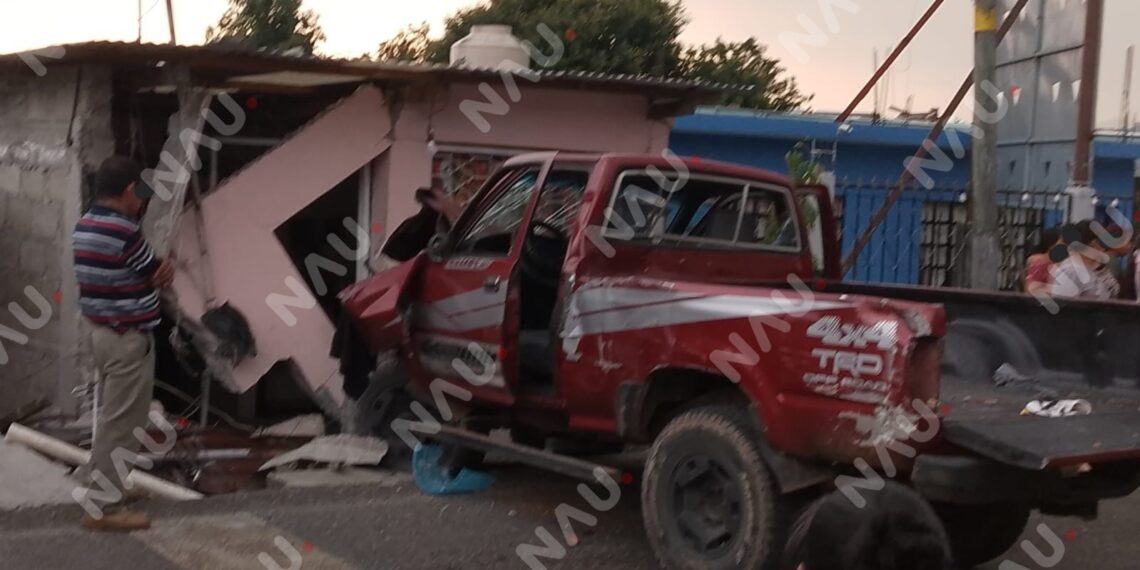 Abandonan camioneta tras impactarse contra dos viviendas en Unión Juárez