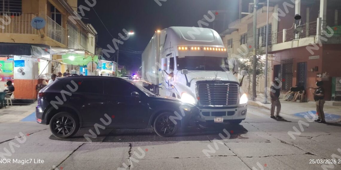 🚨 TRÁILER IMPACTA A CAMIONETA EN TAPACHULA; SOLO DAÑOS MATERIALES 🚨