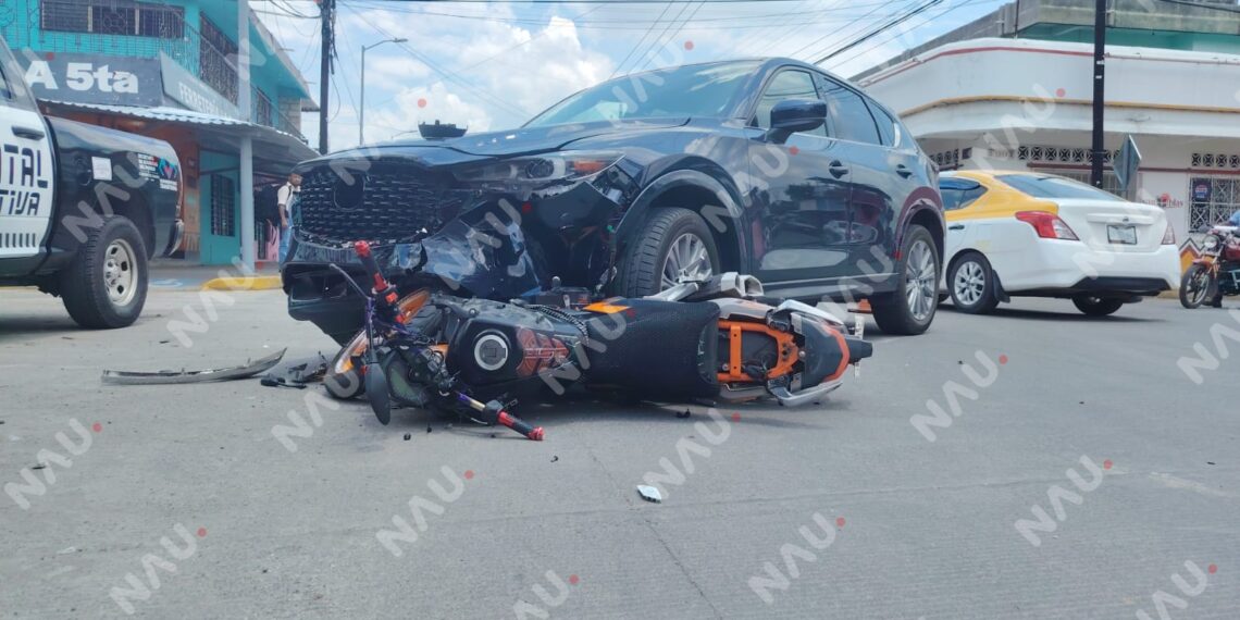 🚨 Choque entre motocicleta y camioneta deja un lesionado en Tapachula