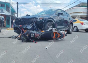 🚨 Choque entre motocicleta y camioneta deja un lesionado en Tapachula