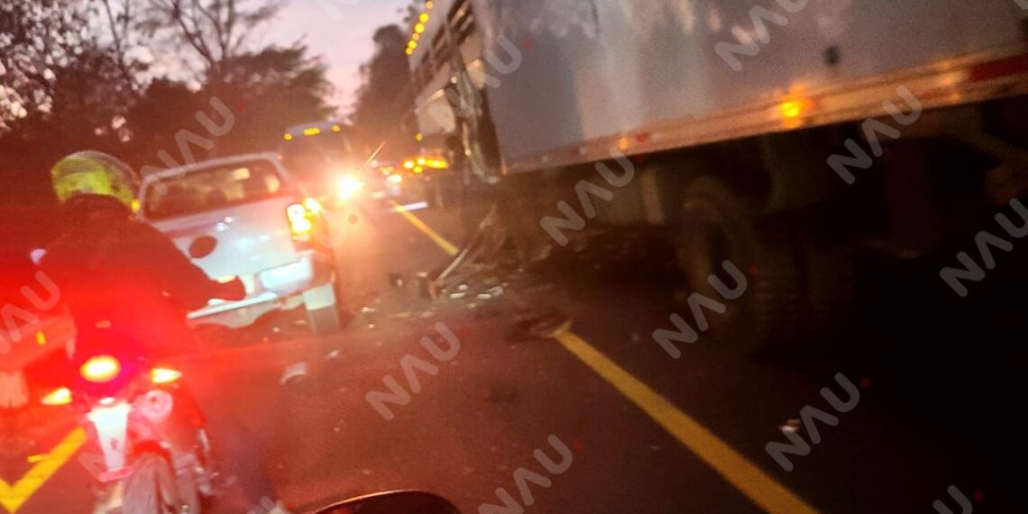 CHOQUE POR ALCANCE ENTRE TRÁILERES DEJA A UN CONDUCTOR ATRAPADO EN MAPASTEPEC