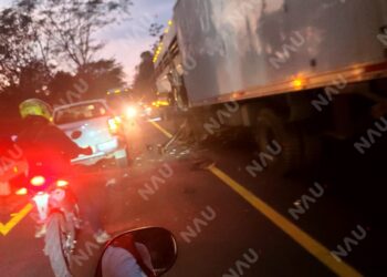 CHOQUE POR ALCANCE ENTRE TRÁILERES DEJA A UN CONDUCTOR ATRAPADO EN MAPASTEPEC