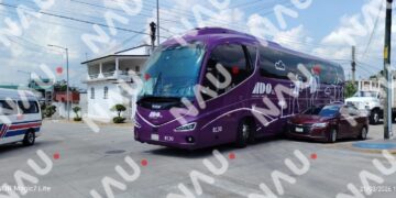 CHOQUE ENTRE AUTOBÚS Y VEHÍCULO PARTICULAR EN LA 15 ORIENTE Y 5ª AVENIDA NORTE