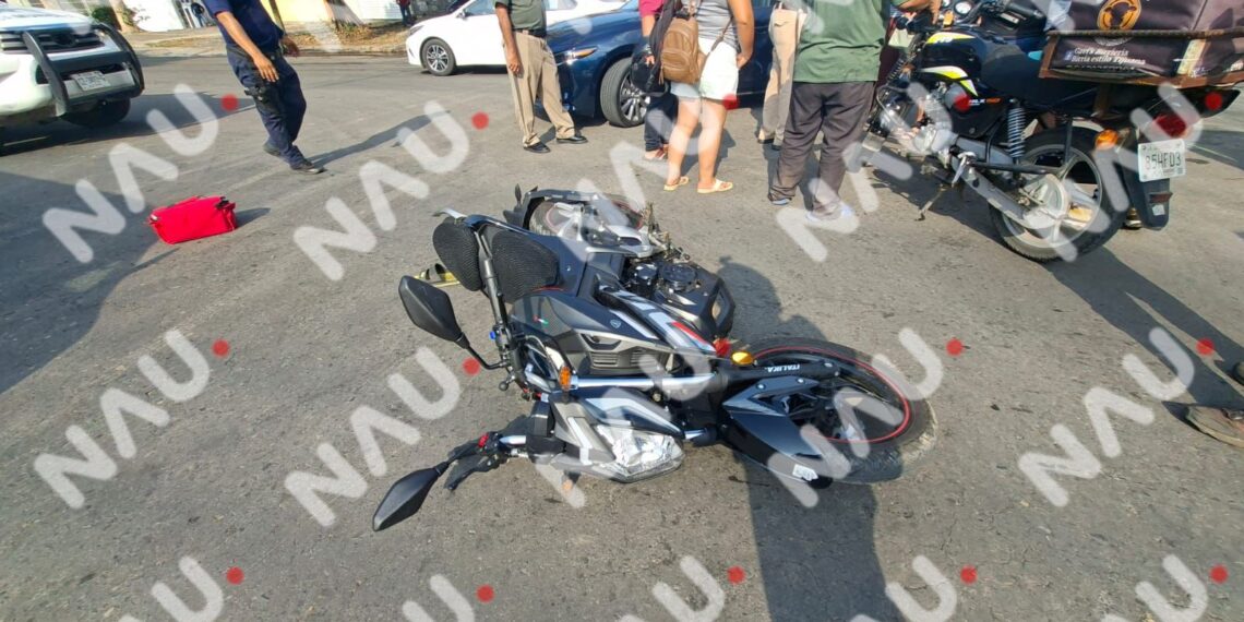 Corte de circulación provoca choque entre auto y motocicleta en Tapachula