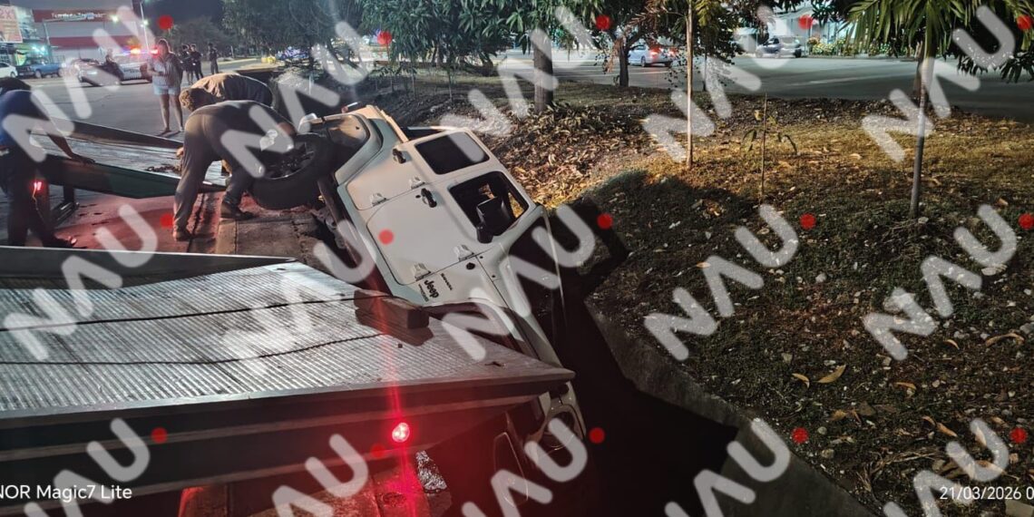 CAE CAMIONETA AL DREN PLUVIAL; CONDUCTORA RESULTA ILESA