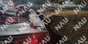 CAE CAMIONETA AL DREN PLUVIAL; CONDUCTORA RESULTA ILESA