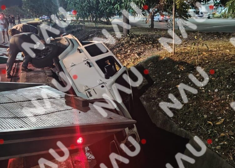 CAE CAMIONETA AL DREN PLUVIAL; CONDUCTORA RESULTA ILESA