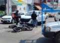 Choque entre camioneta y motocicleta deja daños materiales en Tapachula