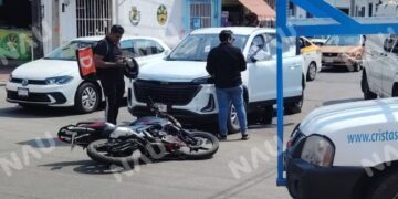 Choque entre camioneta y motocicleta deja daños materiales en Tapachula