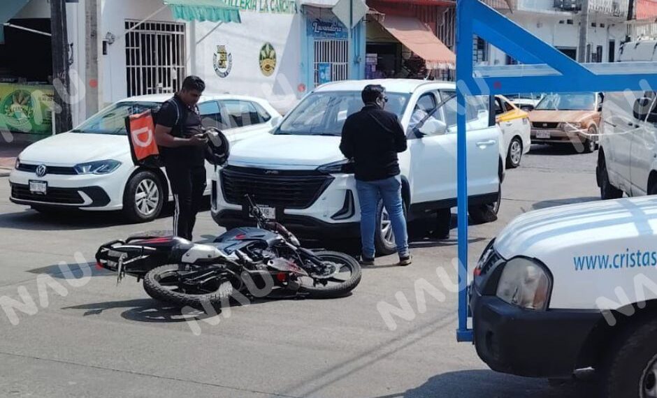 Choque entre camioneta y motocicleta deja daños materiales en Tapachula