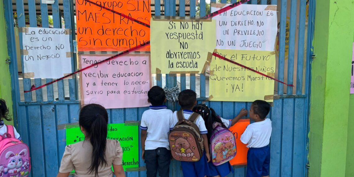 Exigen padres solución ante ausencia de maestro en kínder de Acacoyagua