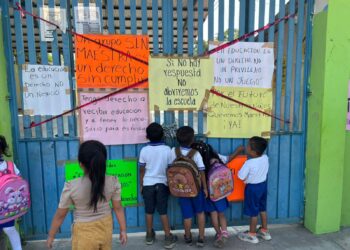 Exigen padres solución ante ausencia de maestro en kínder de Acacoyagua